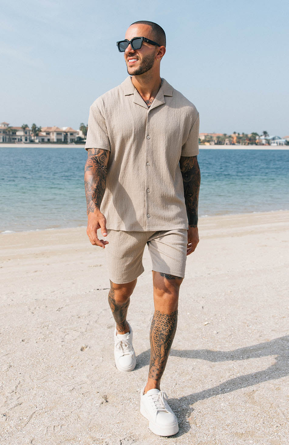 Shorts Eivissa Slim Stretch en tono taupe