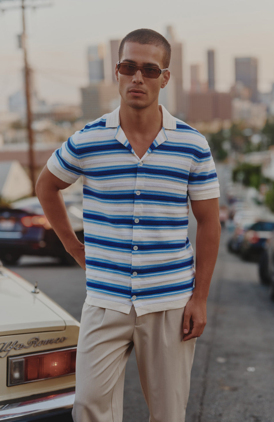 Camiseta de punto con rayas de manga corta en azul degradado