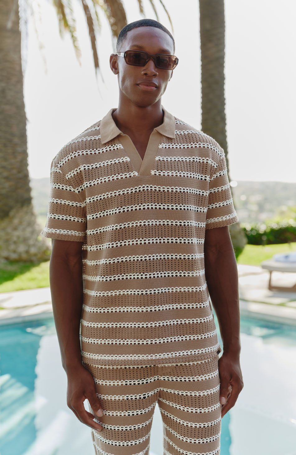 Romano Polo de rayas con corte boxy en tono taupe