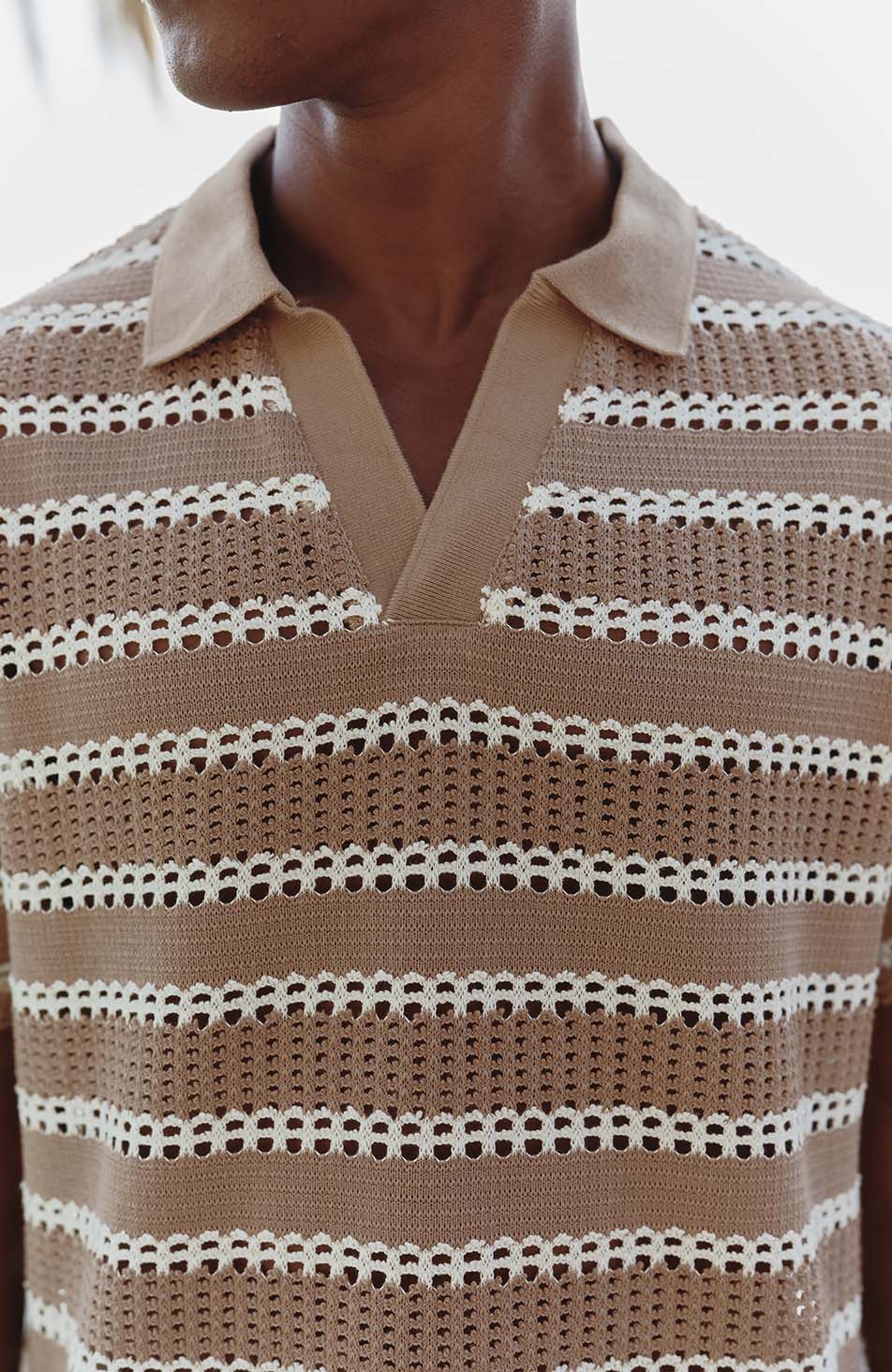 Romano Polo de rayas con corte boxy en tono taupe